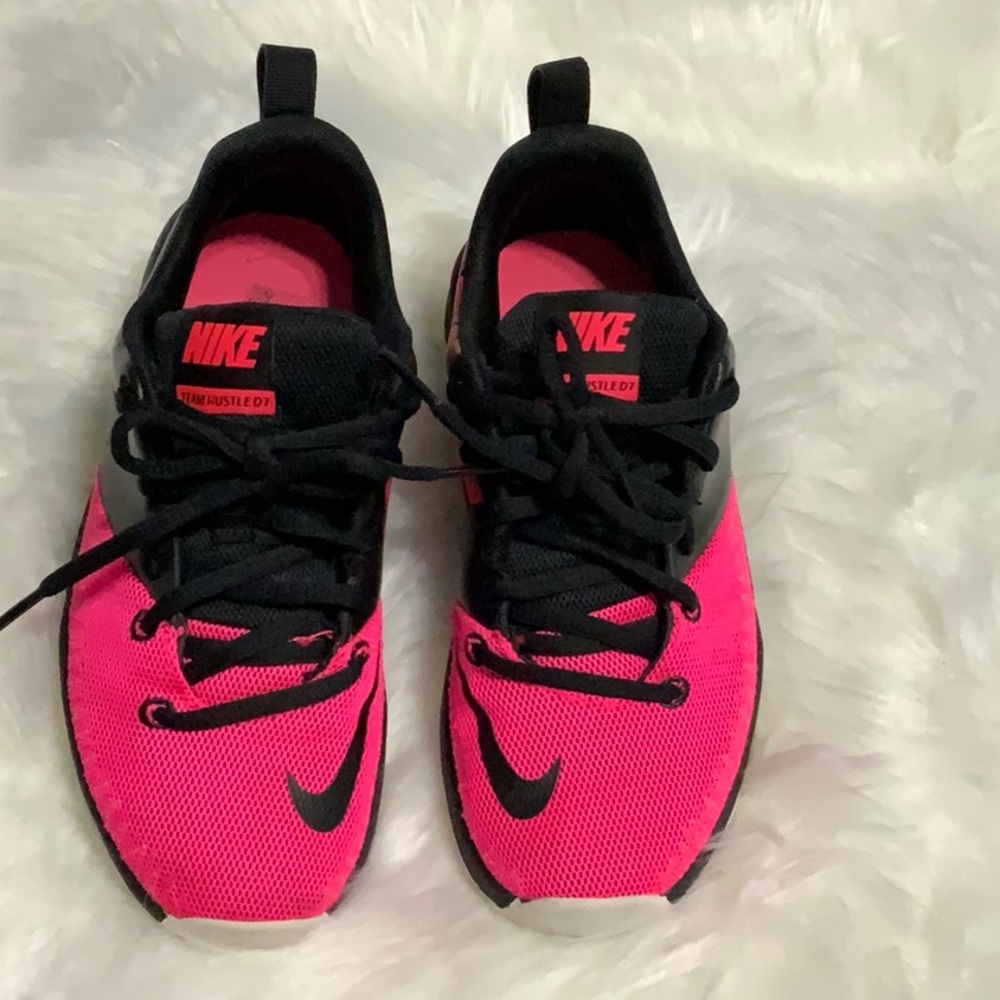 NIKE👟Tennis shoes 👟 Team hustle D7 pink/black. Size US 3.5 Y